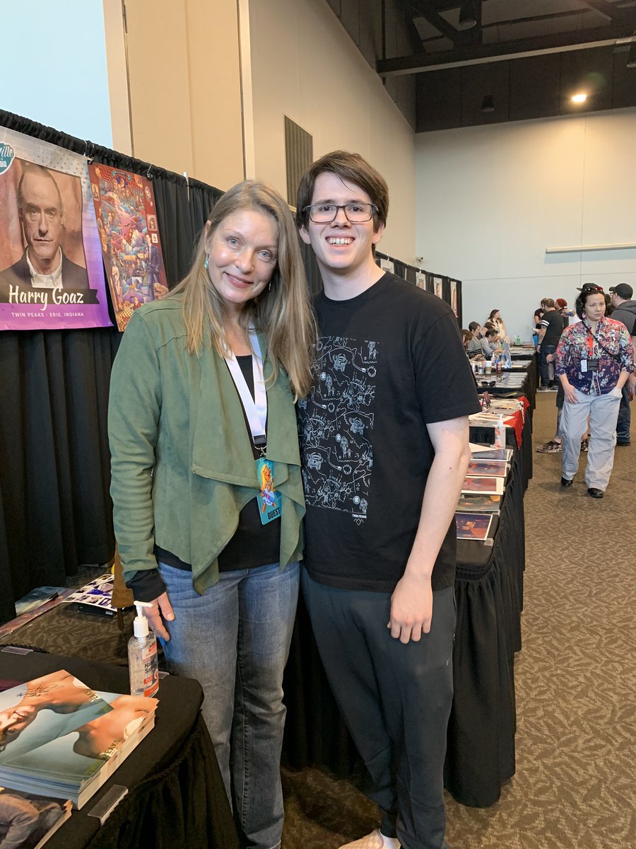 Blue_RoseTP's tweet photo. I got to meet Sheryl Lee and James Marshall at @FayComicShow 
Very sweet people 💙⛰⛰ https://t.co/hXKP1bHD2K