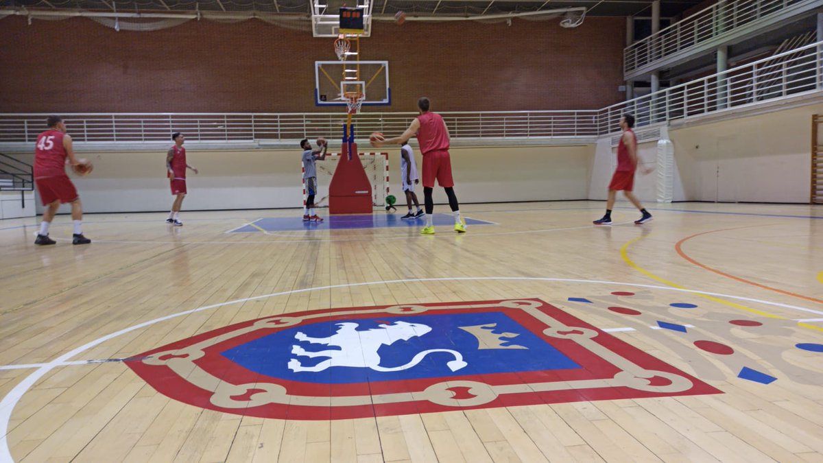 CBVillarrobledo's tweet photo. Último entrenamiento antes del partido de mañana en Arrosadía.
Primera de nuestras 12 finales. 🏀 ¡A trabajar!
Mañana a laa 12:00 h. ¡todos con el CBV! 🙌
#GoCBV
#adnCBV https://t.co/qwnt9LL9lF
