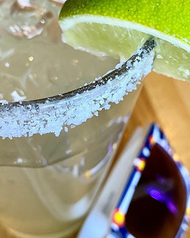 sherihalltx's tweet photo. I’m at one of the many breweries in Durango, but I’m having a margarita of course. The Mac and cheese keg rolls and veggie passtie have just arrived! #animasbrewingco #margarita #cocktail #lime #salt #ontherocks https://t.co/tvij48k88n https://t.co/Fk9kFSnr1B