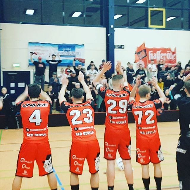 reddevils_org's tweet photo. Und wieder mal Verlängerung! 5:4-Heimsieg gegen Kaufering: Das Golden Goal in der Overtime erzielt Philip Andersson! Damit sind zwei weitere wichtige Punkte auf unserem Konto!
#feuerundflamme #Instavideo:https://t.co/beXcRTv1j4 https://t.co/Sb6g8EkEFw