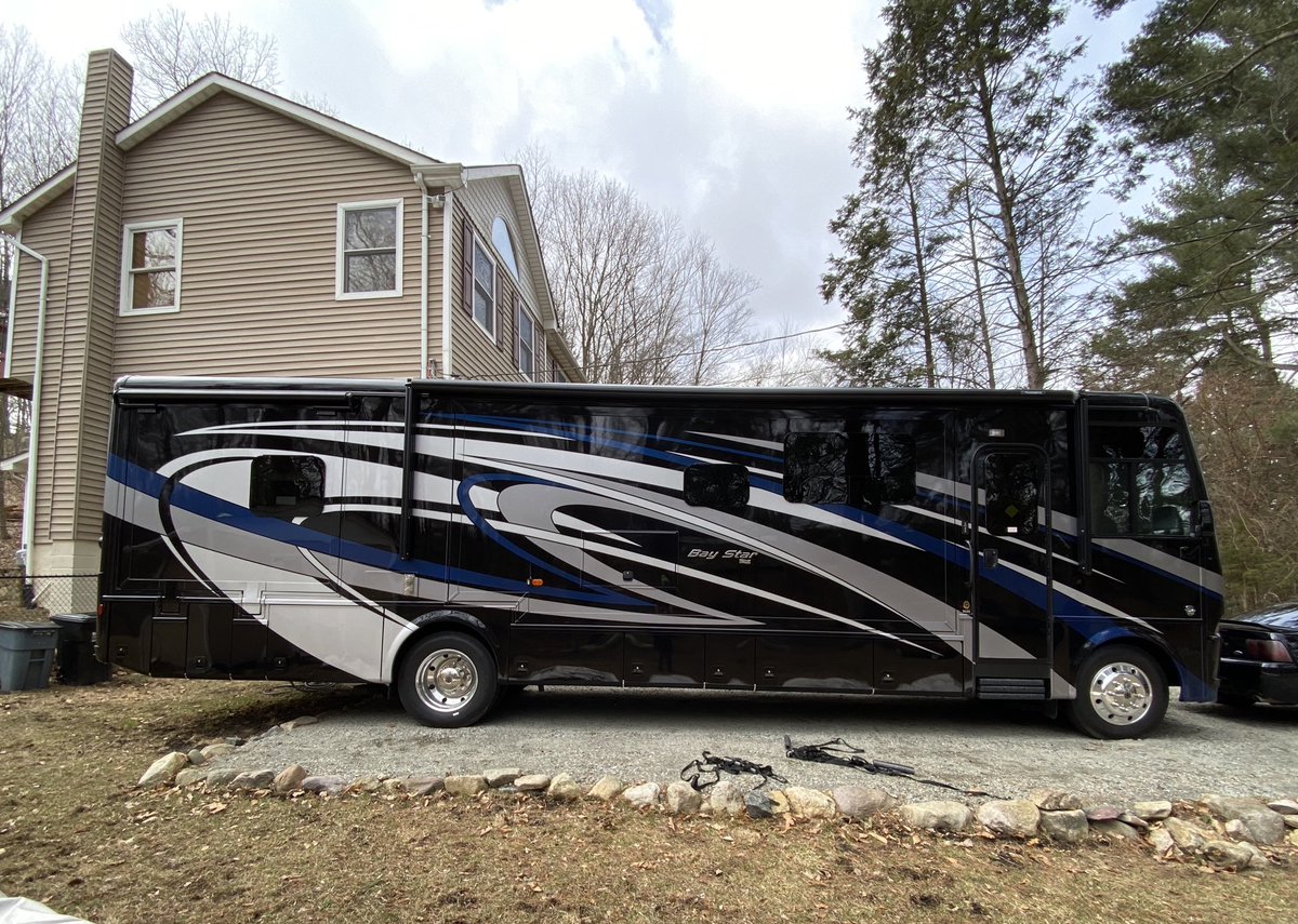 EndlessRVing's tweet photo. Cover is off and she is as clean as she was in Nov.  Running through all the systems getting ready for our first outing in 2 weeks.  #newmar #endlessrving #motorhome https://t.co/fcp9zWGV93
