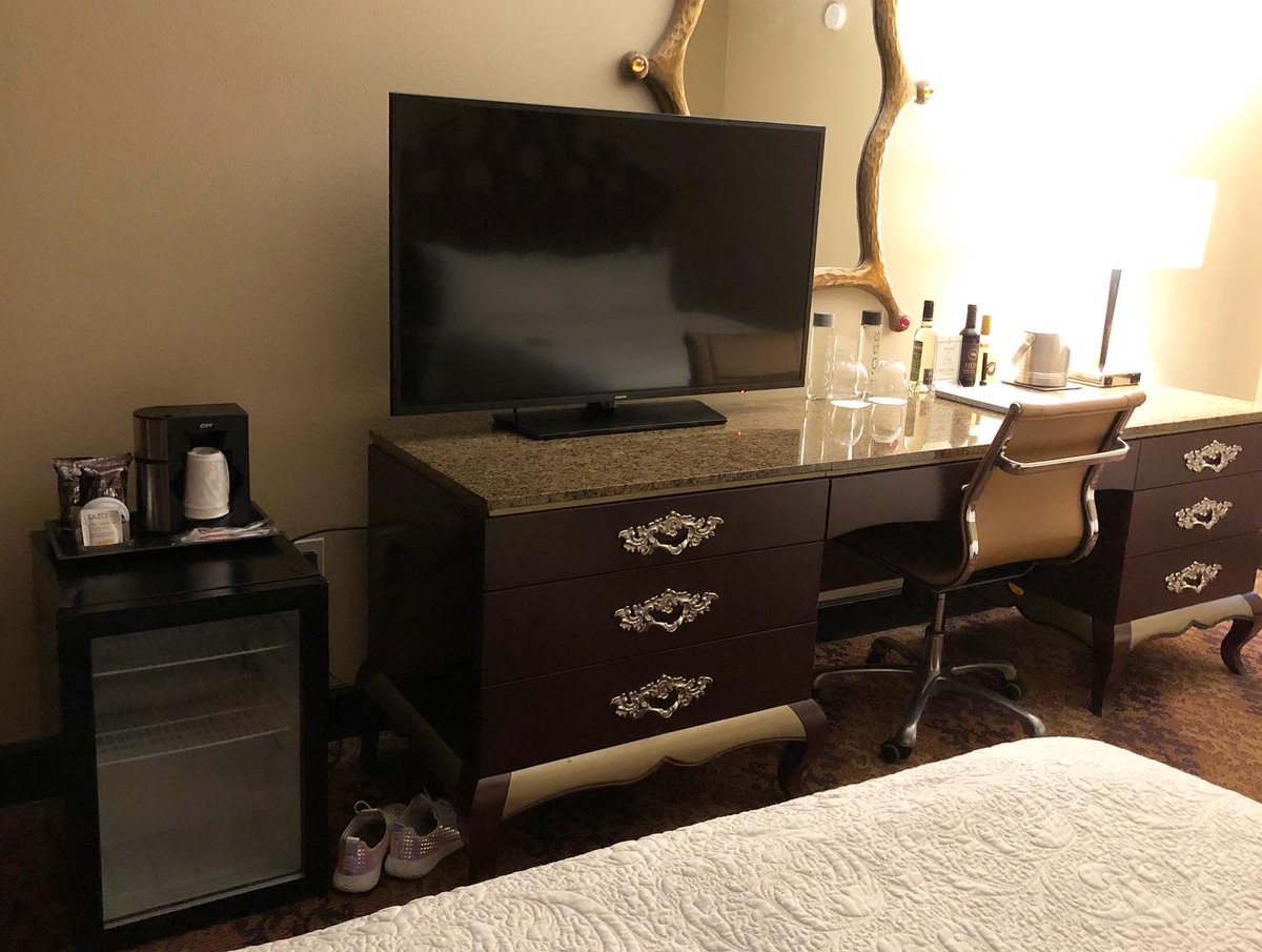 AnnaLepeley's tweet photo. @MarriottBonvoy Thanks for such an accommodating stay on my tour at your Marriott Castle Autograph Collection in Orlando, FL. Beautiful hotel. Great location. Comfortable rooms. VERY friendly and efficient customer service. Really nice amenities (gym, pool, bar) Highly recommend https://t.co/FnXwI4cfko