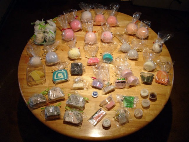 FunBeautyTips's tweet image. Make your own homemade Bath Salts, Bubble Bath, and Bath Bombs: bit.ly/2OSl3Vr?utm_so…