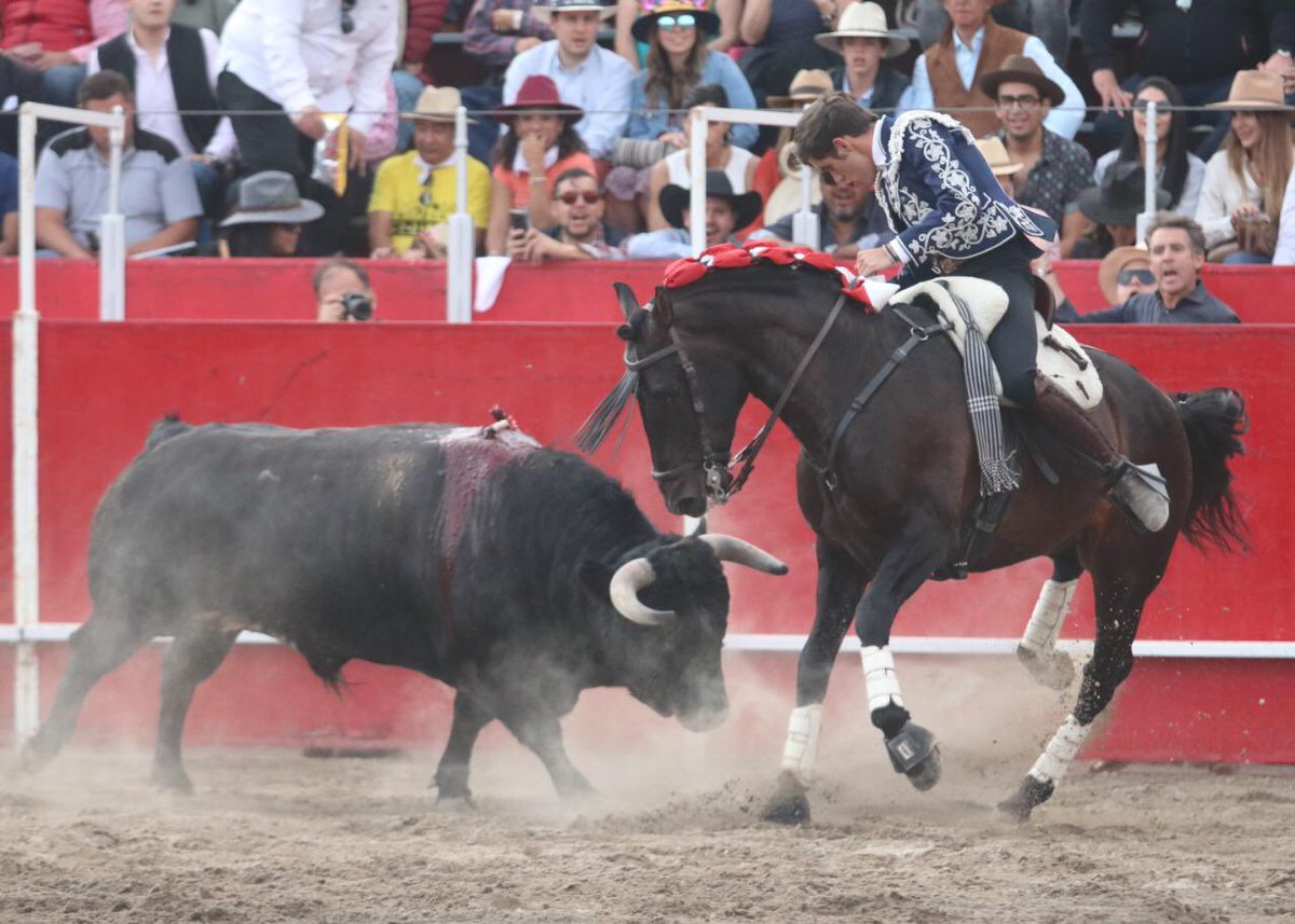 Guillermo Hermoso | 5to Festejo Taurino Ecuestre 
Oreja tras aviso, sacó a los ganaderos a agradecer la ovación.