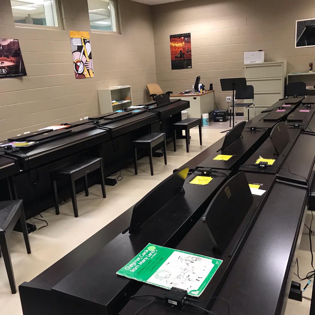 katheron_l's tweet photo. We want students to be able to study piano! We may have the next @johnlegend or @aliciakeys just waiting to learn! Please donate $ so we can have a piano lab like this at Central! Mail contributions to Central HS Piano Lab, 5728 Hwy. 58, Harrison, TN 37341! @WeAreCentralHS https://t.co/nA4oFEINxE