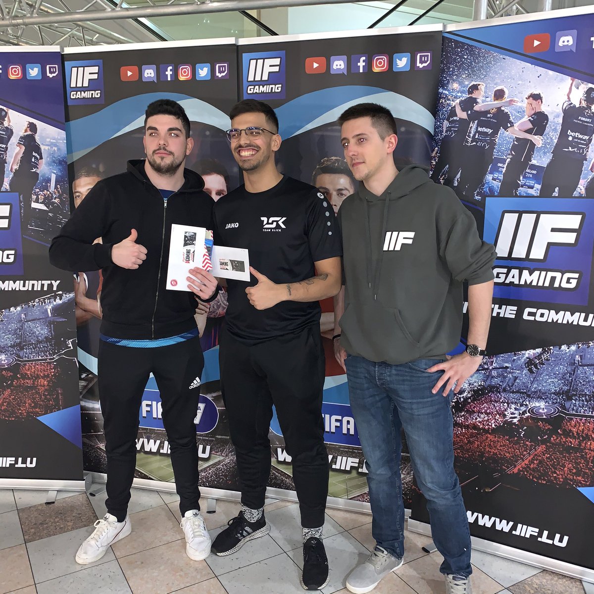 VaceEsports's tweet photo. Mer beleeën dei 3. Plaz beim TOPAZE FIFA 20 TEAM CUP!💪🏼
Den @LuXKevin03 an den @xTiago97 bezwengen LuxKingsFC am Match um dei 3. Plaz.

D‘Jongen vun EUS setzen sech an der Finall géint den @DiogoSantos26PN an den @Ciscinho27 duerch an sécheren sech seumat dei éischt Plaz!🏆 https://t.co/wE3G3LtQgc