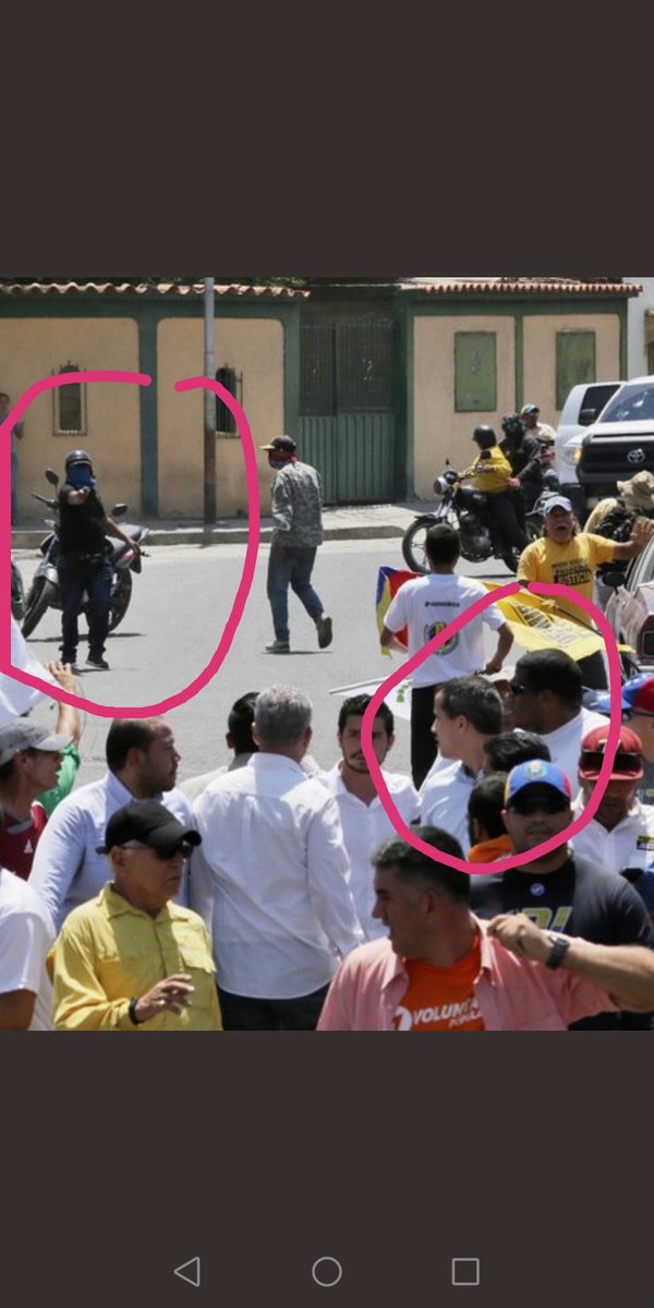 tutoquiroga's tweet photo. Foto de @APjoshgoodman hoy, en Barquisimeto, muestra como un sicario armado del narco-tirano, conocido por el eufemismo de "colectivo", apunta a cabeza de @jguaido. Los esbirros de Maduro hoy apuntan a Guaidó, el 20 de marzo van en la OEA contra @Almagro_OEA2015. https://t.co/r7sj1Ldq5b
