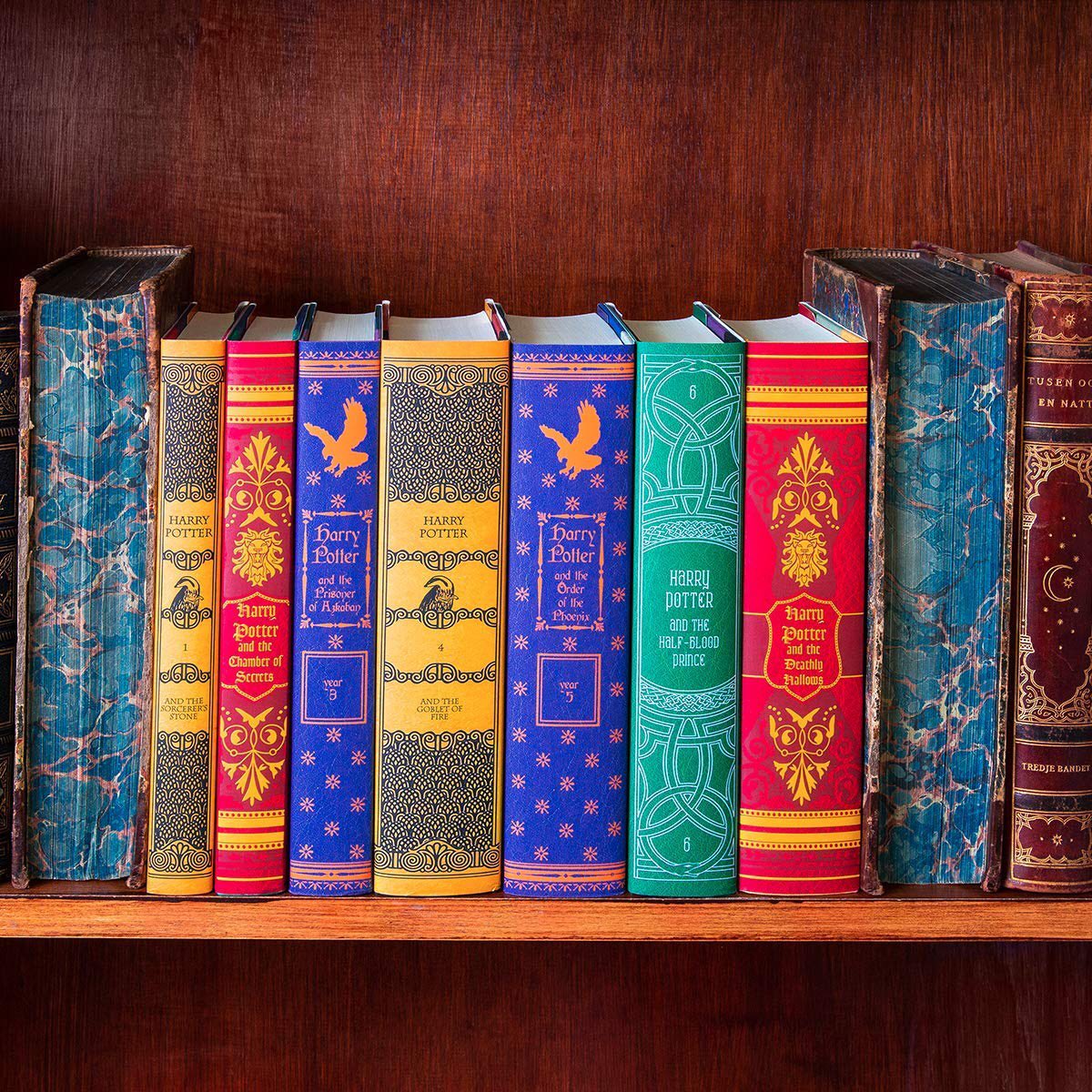 HPotterUniverse's tweet image. There is nothing more beautiful than a bookshelf full of #HarryPotter books.