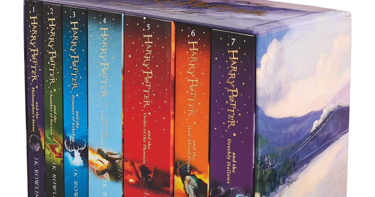 HPotterUniverse's tweet image. There is nothing more beautiful than a bookshelf full of #HarryPotter books.