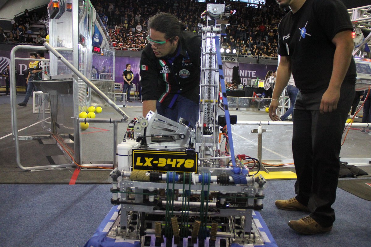 ¡La cancha se encendió! 🤖🤩Casi terminan las semifinales. #FIRSTmx #InfiniteRecharge