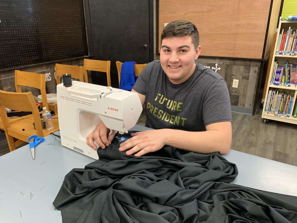 XscapeEDU's tweet photo. ➡️ When you turn the media center into a Saturday afternoon sweat shop... 😎 #XscapeXstravaganza 🗝 #makered 🛠 #bykidsforkids 🖤 https://t.co/NtEZGZDzsd
