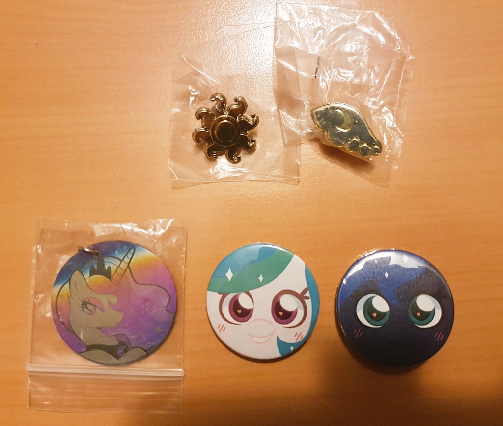 Dutchsepticshy's tweet photo. Had so much fun on #HWcon today.
Saw old friends again and meeting new ones. 😊
Loot wasn't big because of short on money but I'm happy with what I bought. 🦄
See you all another time! 🐾 https://t.co/GQMRv2fYsZ