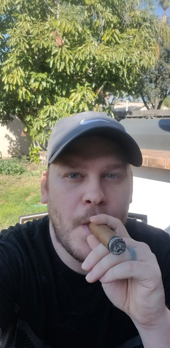 g0ldn_vegas's tweet photo. Iconic Leaf Cigar Co. Got a 5pk as a Xmas present, along with a mini of Makers Mark to season them with. Has a slight bourbon aftertaste, but a little dry.
#cigars #cigarlife #cigar #backyardcigar https://t.co/2GoPsZU8UI