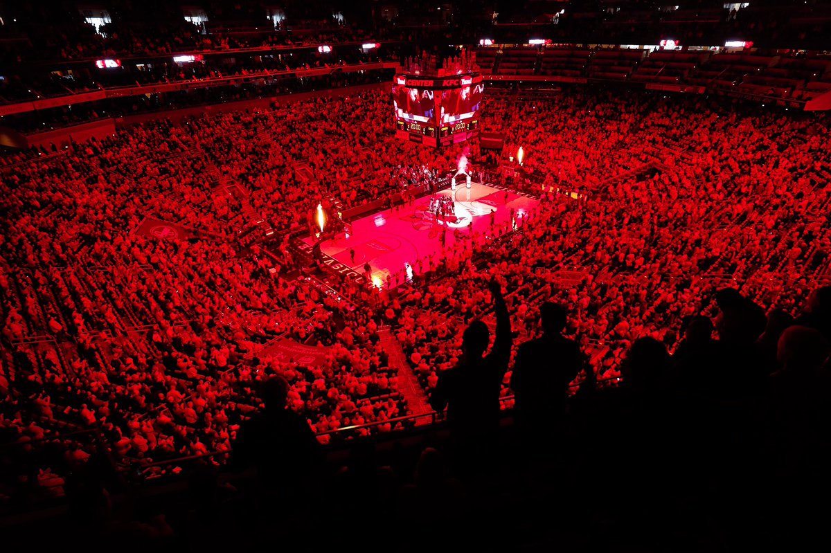 LouisvilleMBB's tweet photo. 🔴🔴🔴 RED OUT FOR THE SENIORS SUNDAY 🔴🔴🔴

RT to spread the word.

#GoCards https://t.co/XqhOwiX4lE