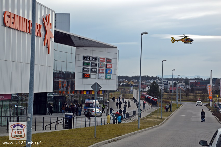 112Tychy's tweet photo. Interwencja służb ratunkowych w centrum handlowym przy ul. Towarowej. Policjant poza służbą reanimuje poszkodowanego.
https://t.co/hRDVP1Iic4
https://t.co/KCaEfqSt41
@tychy_info @rexpressfm @PolicjaSlaska https://t.co/MpZRKgRz27