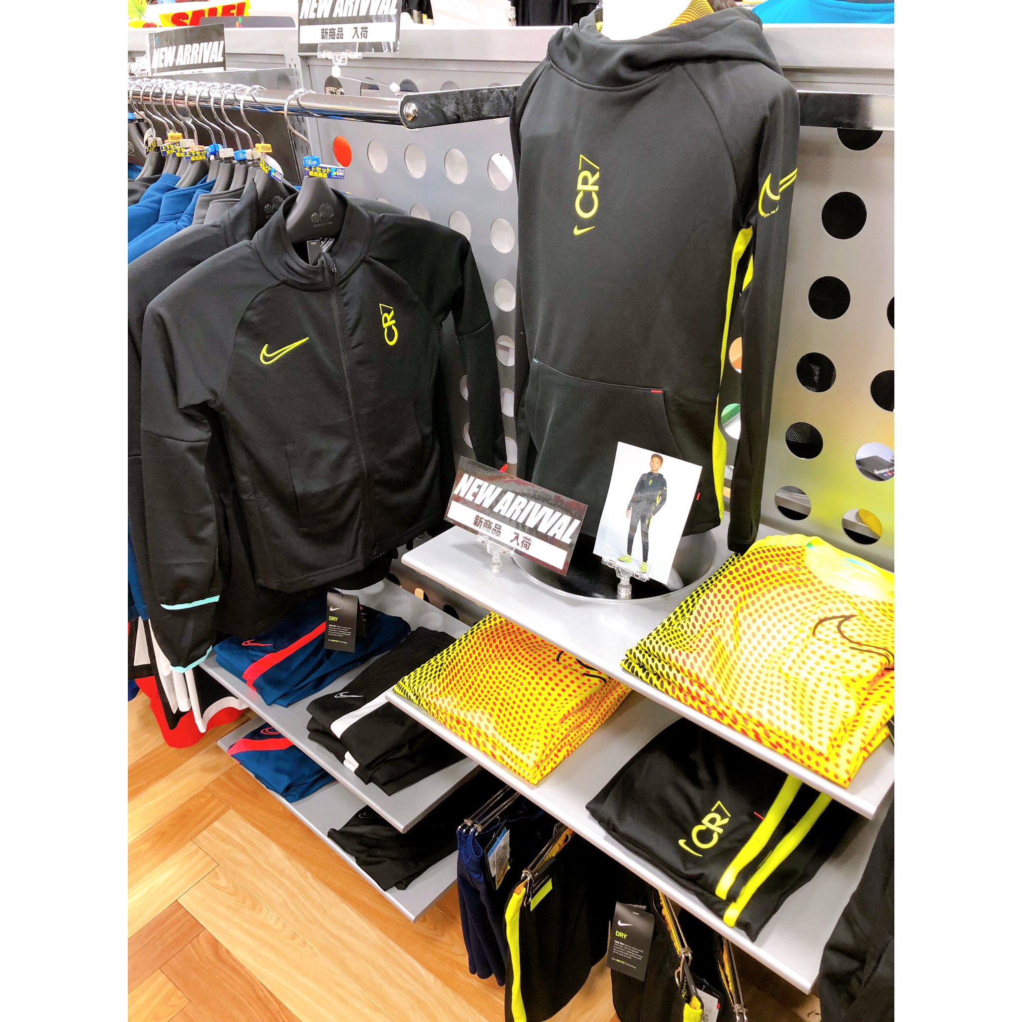 フットボールパーク浦和美園店 Cr7ジュニアサイズアパレルライン マーキュリアルドリームスピードと連動したカラーリングになってます 大人サイズもあればいいのに クリスティアーノロナウド Cr7 ナイキ Nike