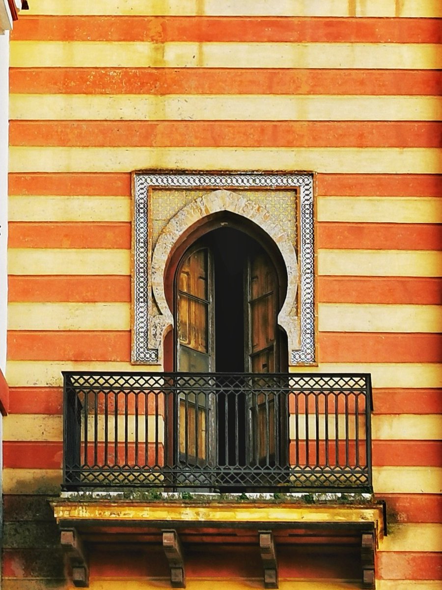 Palacio de Orleans - Borbón, Sanlúcar de Barrameda (Cádiz).

Traza, diseño y construcción por Balbino Marrón, 
Juan Talavera y de la Vega.
1853-1870.

Actual sede del Ayuntamiento y BIC.

Se trata de un complejo de pabellones que envuelve construcciones preexistentes.