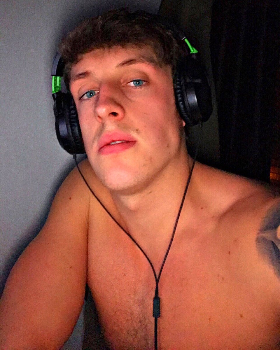 TSellarz's tweet photo. Gaming weekend๐ฅ๐ฅediting nearly done be on my YouTube channel soon #Beginners #bio #botlike #channel #chills #click #console #editing #follobackforfolloback #follotrick #follow #followforfollow #followme #follownow #FridayFeeling #WeekendWisdom #SupportSmallStreamers #twich https://t.co/LGKM2sFrML
