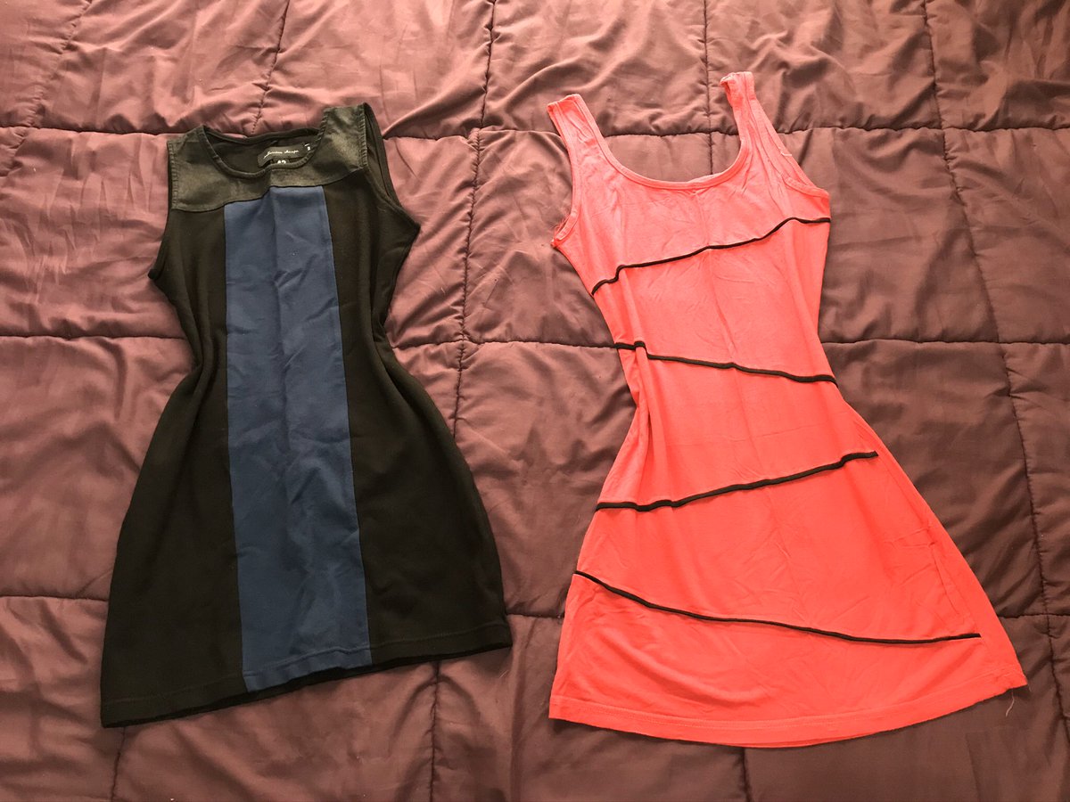 ❤️Vestidos al cuerpo
💙Negro y azul, con detalle de cuerina en el cuello. Marca Estancias Chiripa, talle 42/2, excelente estado. $300.
💗Vestido color coral, nuevo sin uso. Talle 40/42 $150
