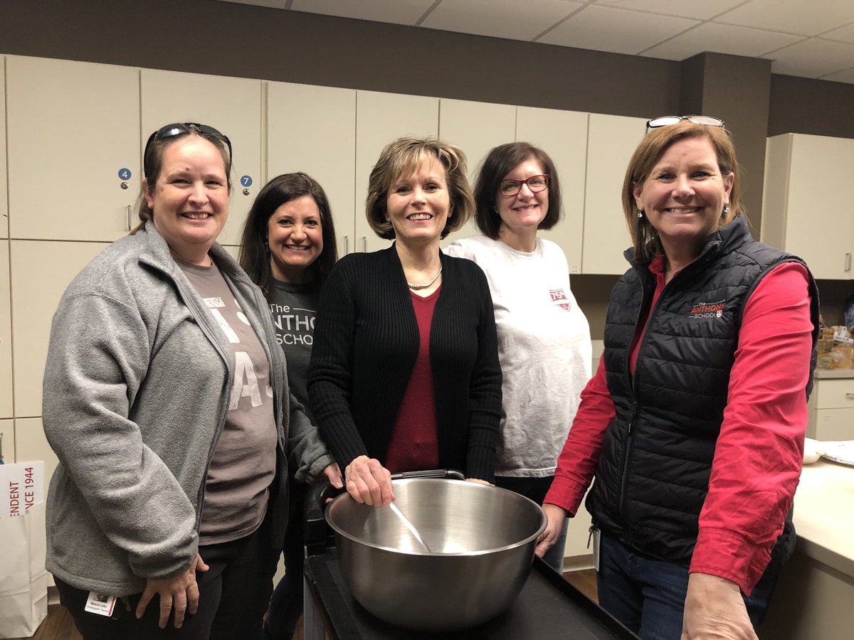 AnthonySchool's tweet photo. TAS faculty and staff served dinner tonight for the families at the @RMHCArkansas. We had a great time giving back! #TASstaff #TAScommunity https://t.co/ljx2fDzSMI