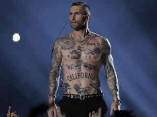 Ely___O's tweet photo. Los hombres opinando que canta desafinado. A quien le importa!  #Maroon5 😃 https://t.co/Jike9Lxj00