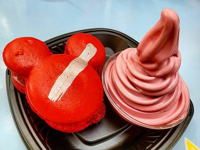 Bearshield's tweet photo. Dylan, of course this is all your fault...lol. @themeparkobsession
#Disneyland #DisneyTreats #RaspberryMacaron #RaspberryDoleWhip https://t.co/8SH5e98azs