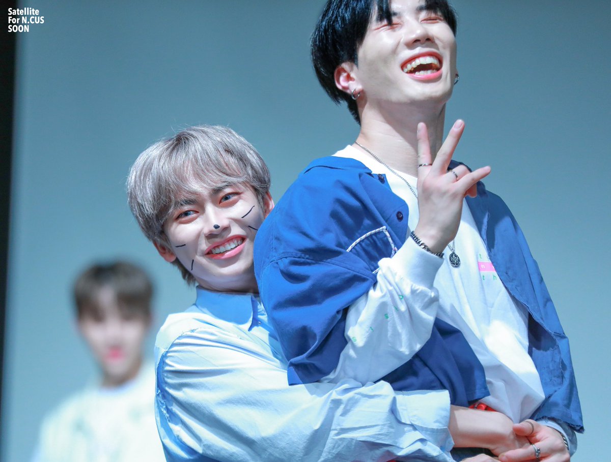 s99o52on's tweet photo. 191006 구로 메이크스타 팬싸 

호진이랑 같이 신나는 우리 고양이🐱💕너무너무 이뻐✨오늘도 예쁜 승현이의 눈속에 비치는 모든 걸이 예뻤으면 좋겠어

#NCUS #N_CUS #엔쿠스 #천하무적 #순 #승현 #남승현 #SOON #スン #スンヒョン #호진 #전호진 #HOJIN #ホジン 

@ncusofficial

@ncusofficial_jp https://t.co/wzLiCQwbsk