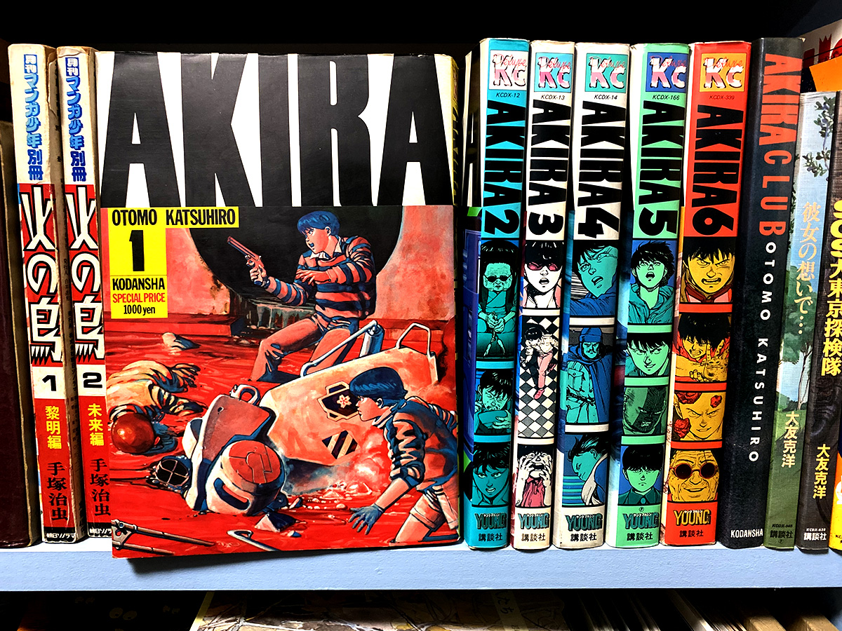 映画『AKIRA』にちなんで久々に原作を読んでいます。中学生の頃に描いた漫画は、この本の影響で冒頭10ページずっと背景ばかりでした。一番好きなのは3巻の市街戦です。 