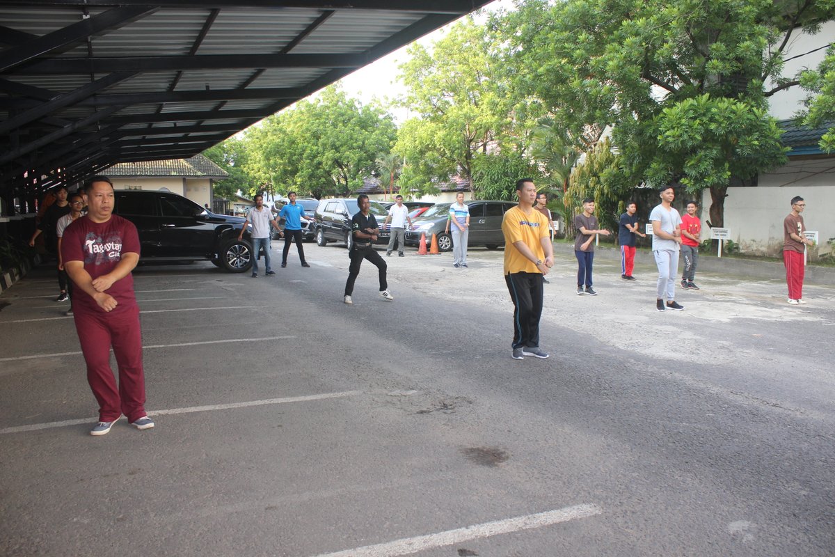 UNTUK MENINGKATKAN KEDISIPLINAN DAN KESEHATAN PARA PEGAWAI BAPENDA, GIAT RUTIN DAN SENAM KESEGARAN JASMANI DI HALAMAN KANTOR BAPENDA PROVINSI SUMSEL, HARI JUMAT 28/02/2020 PUKUL : 07.00 WIB s.d SELESAI