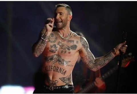 sushiconarroz's tweet photo. Lo que queríamos/ lo que tenemos #Maroon5 #Vina2020 

Pd: me robé las fotos de por ahí https://t.co/AyFdu62f0p