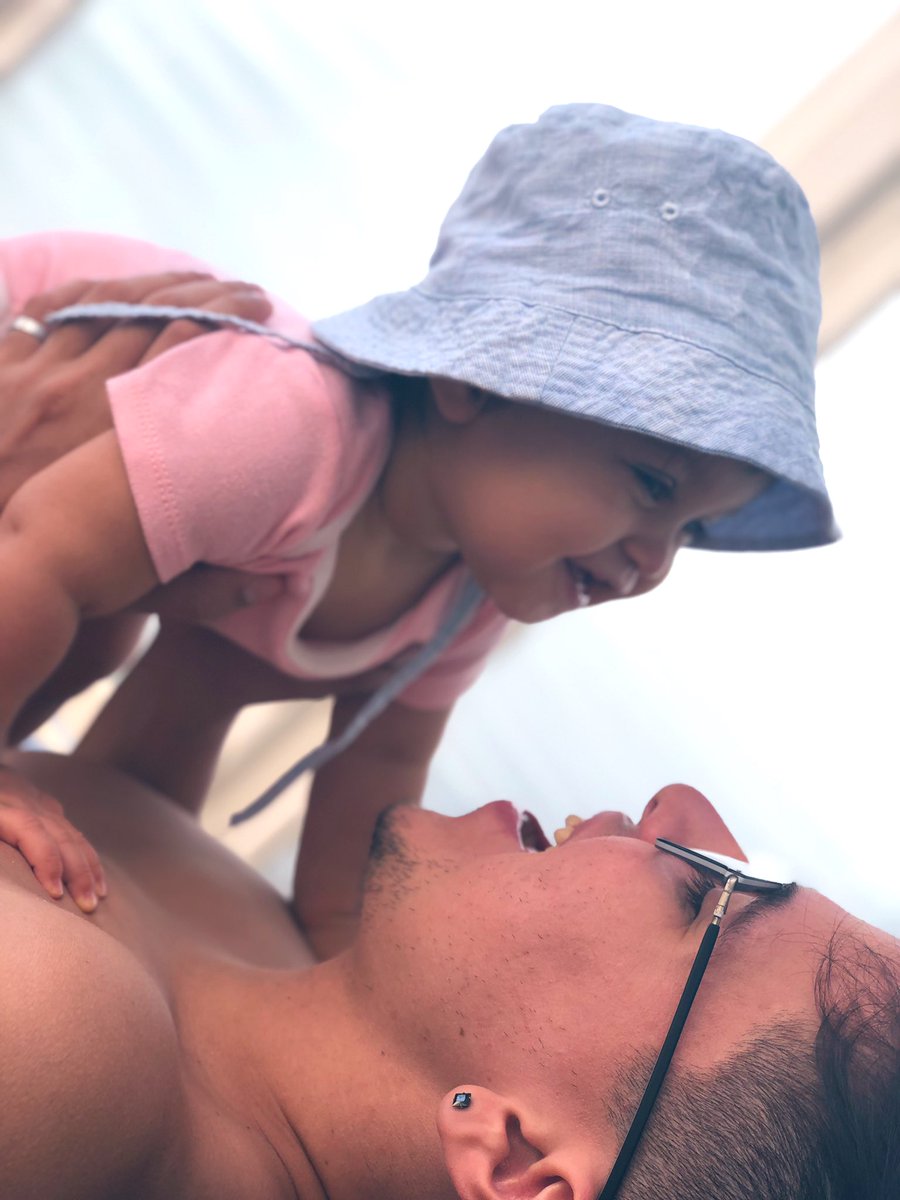 MiledyPabon's tweet photo. El padre que atiende el llanto del bebé, que lo mece, que le cambia los pañales y le enseña las primeras palabras, no está "ayudando" a la mamá, está ejerciendo el papel más maravilloso y responsable de su vida: el de la paternidad. 👨‍👦‍👦 https://t.co/mMXOQZa7oE
