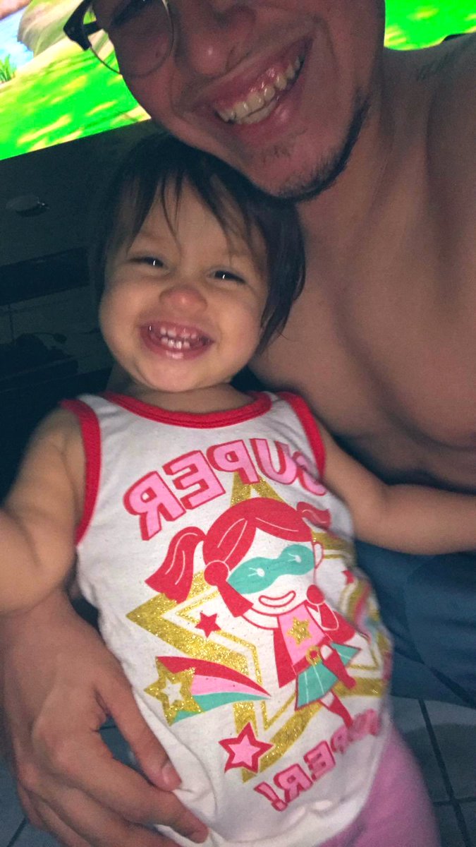 MiledyPabon's tweet photo. El padre que atiende el llanto del bebé, que lo mece, que le cambia los pañales y le enseña las primeras palabras, no está "ayudando" a la mamá, está ejerciendo el papel más maravilloso y responsable de su vida: el de la paternidad. 👨‍👦‍👦 https://t.co/mMXOQZa7oE
