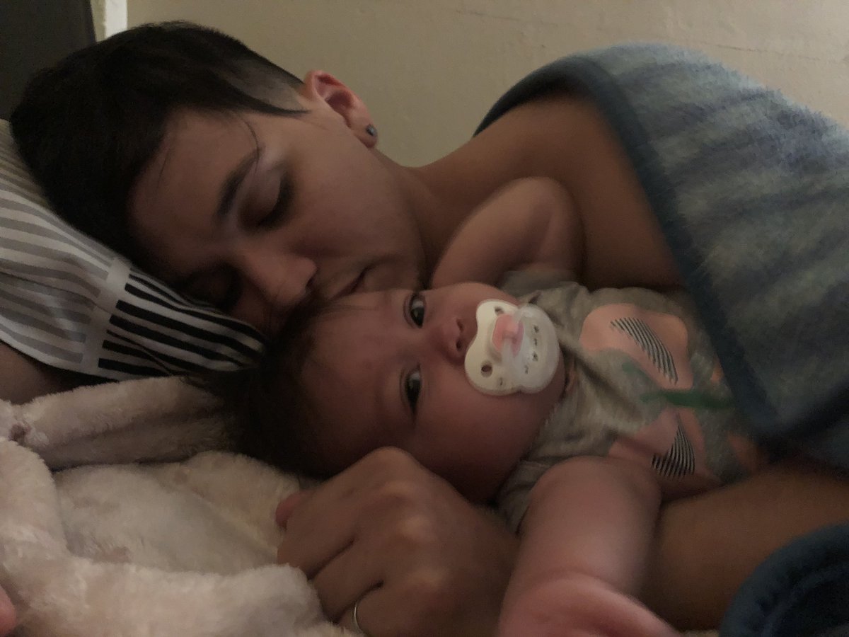 MiledyPabon's tweet photo. El padre que atiende el llanto del bebé, que lo mece, que le cambia los pañales y le enseña las primeras palabras, no está "ayudando" a la mamá, está ejerciendo el papel más maravilloso y responsable de su vida: el de la paternidad. 👨‍👦‍👦 https://t.co/mMXOQZa7oE