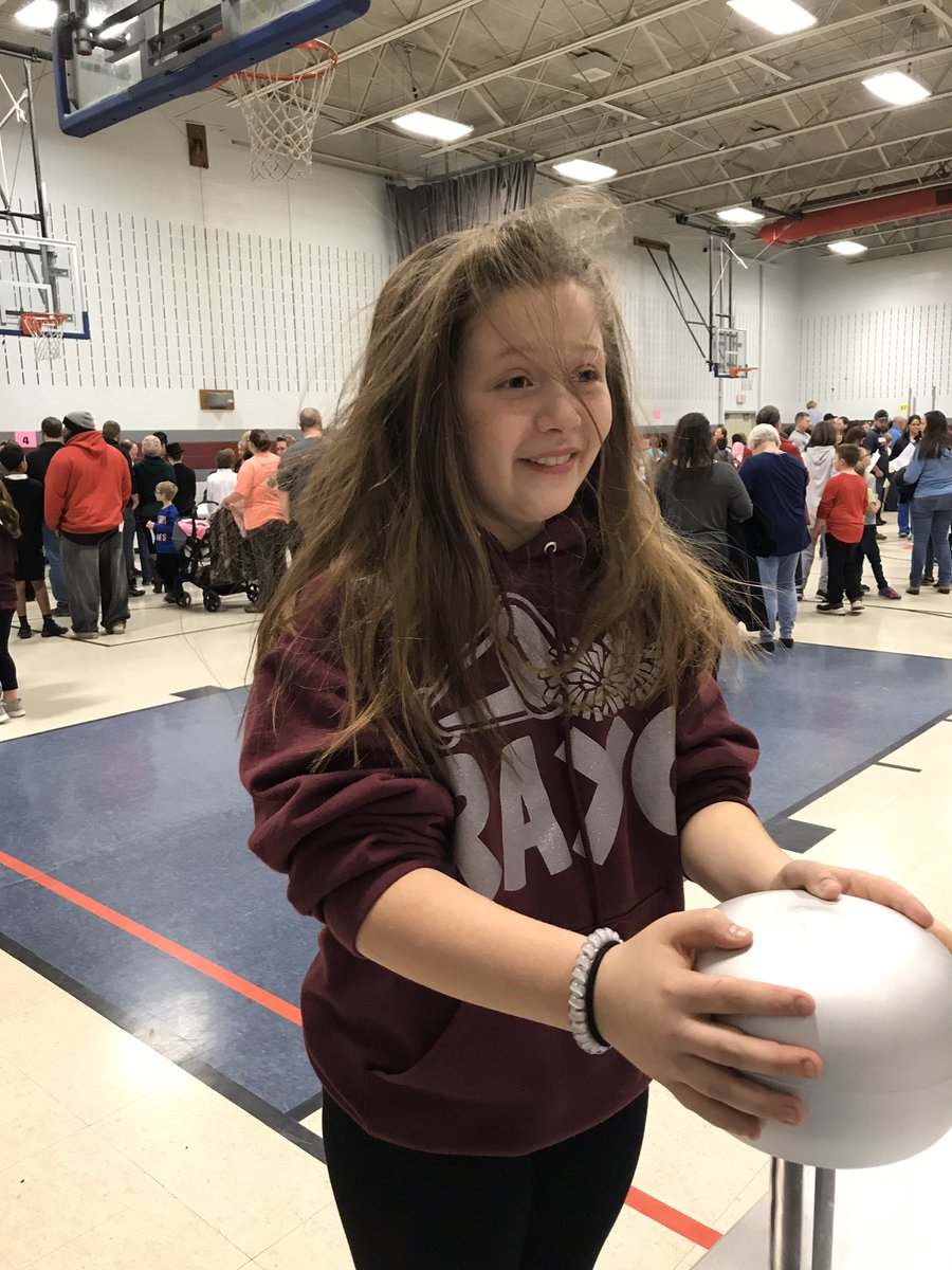 MrsCapps485's tweet photo. Family fun night @RollaMiddle  was another success! Thanks @AmandaAlmany for organizing and @AmyHuskey3 for working with me :) @R31Official @GrishamRHS https://t.co/KM59yXsJQT