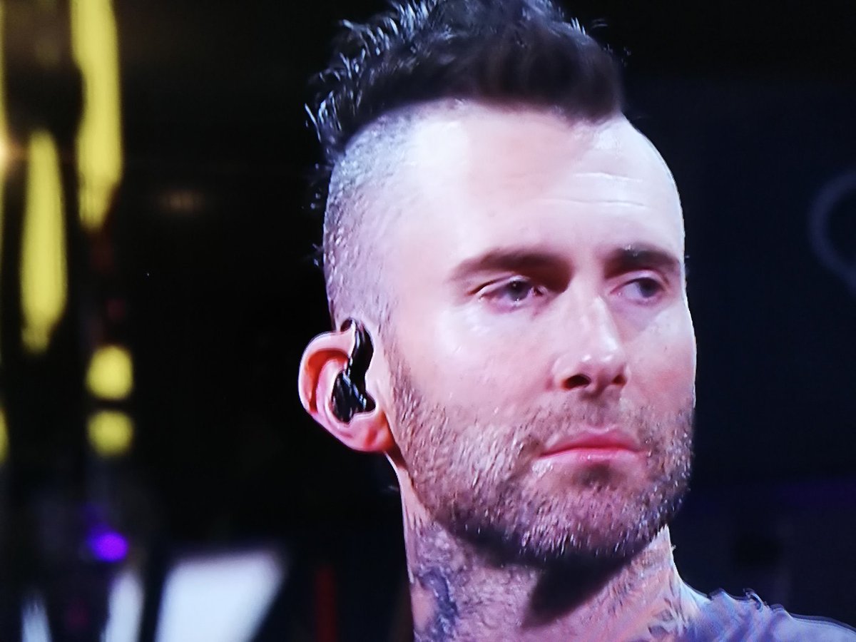 danydaniela__'s tweet photo. 1) Adam Levine cantando en otros países
2) Adam Levine cantando en Chile 

¿Se nota? #Maroon5 #Vina2020 https://t.co/ZMRw2m9kh7