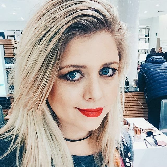 What’s one thing you did that was outside your comfort zone or a risk? Big or small, tell me what made you squirm before taking that jump. For me? Trying bright red lipstick when I got a <a href="/ctilburymakeup/">Charlotte Tilbury Beauty</a> makeover at <a href="/holtrenfrew/">Holt Renfrew</a> 💄 It was no big risk b… ift.tt/2uAQSLA