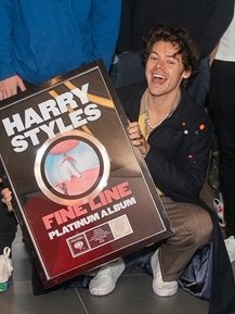 "Fine Line" is officialy PLATINUM in the USA.Harry now has two platinum albums in the US as a solo artist.