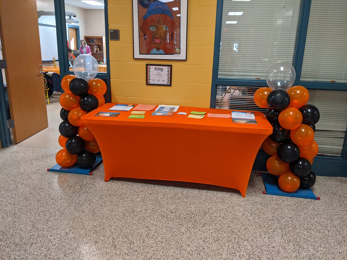 KgturnerErlyLnr's tweet photo. Stop 7 @DiggsLatham and I had such a fun time wrapping up my day by playing 1 on 1 basketball with an incoming kinder ๐ #C2Kwsfcs @ReadyFreddyWSFC @KBendheim https://t.co/VBiHlVCFlh