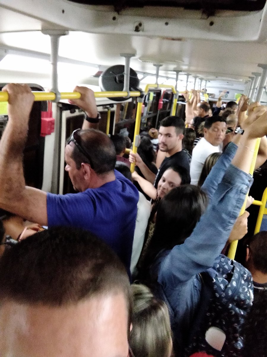 isaacrata's tweet photo. Enquanto isso a passagem indo pra 4,35 em #Natal
#foraseturn #revoltadobusao https://t.co/d3PM5iJpBK