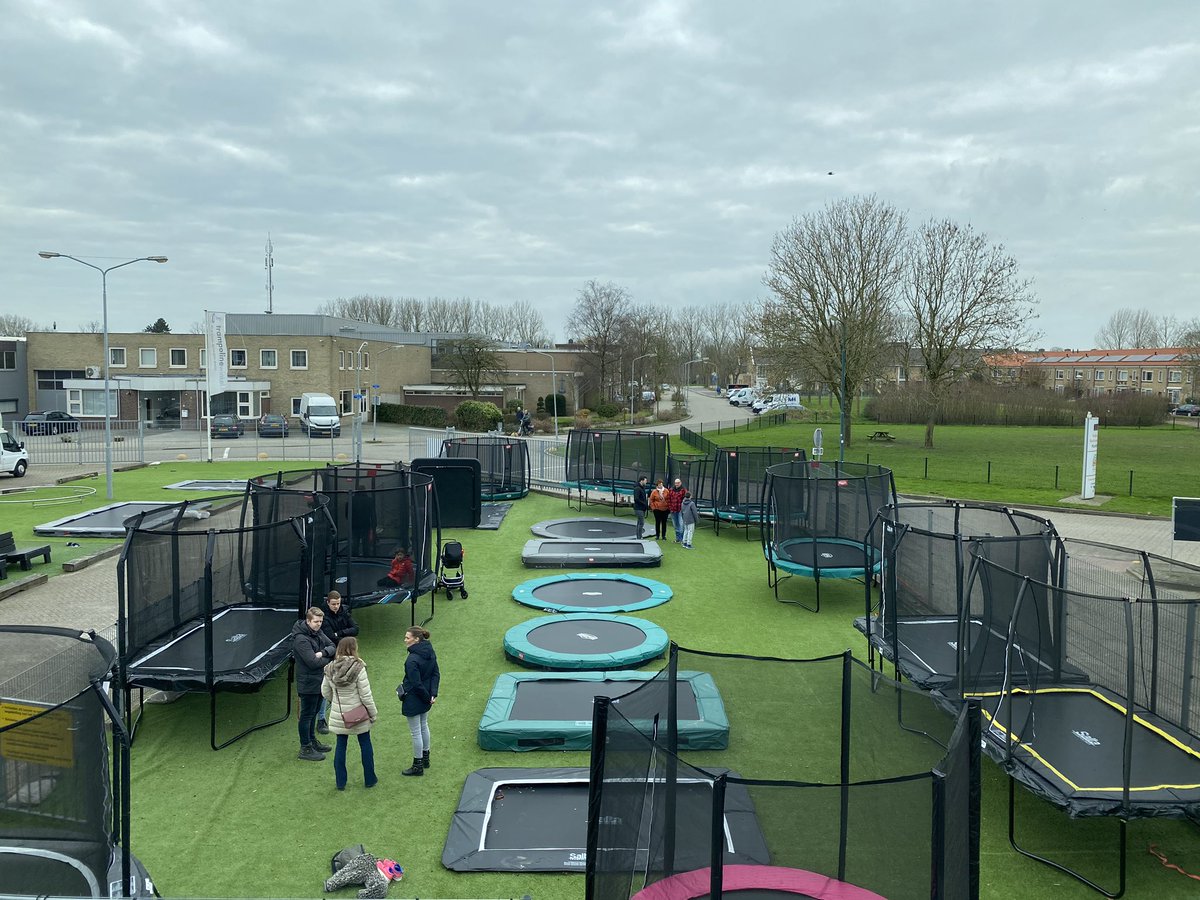 ThijsvanRooijen's tweet photo. Onze showtuin met #trampolines is bijna klaar! Wij zetten er 50 uit om te testen. #bergtrampoline #exittrampoline #avyna #akrobat #salta #spring #gameonsport https://t.co/X8NSxGVC5F