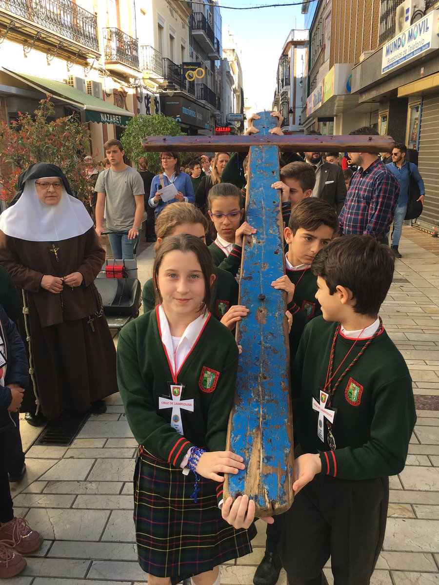 AMBoraita's tweet photo. Hoy ha sido un día inolvidable para todo nuestro colegio, nos ha venido a visitar la Cruz de Lampedusa y hemos disfrutado, rezado, cantado... durante más de 10 horas junto a ella toda la comunidad educativa del colegio María Inmaculada https://t.co/YpYLVf8DDo