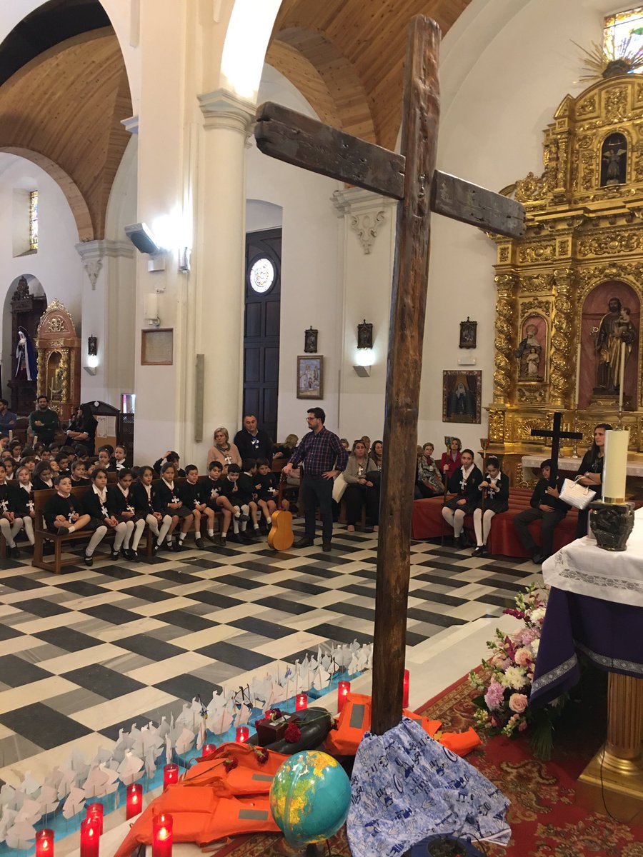 AMBoraita's tweet photo. Hoy ha sido un día inolvidable para todo nuestro colegio, nos ha venido a visitar la Cruz de Lampedusa y hemos disfrutado, rezado, cantado... durante más de 10 horas junto a ella toda la comunidad educativa del colegio María Inmaculada https://t.co/YpYLVf8DDo