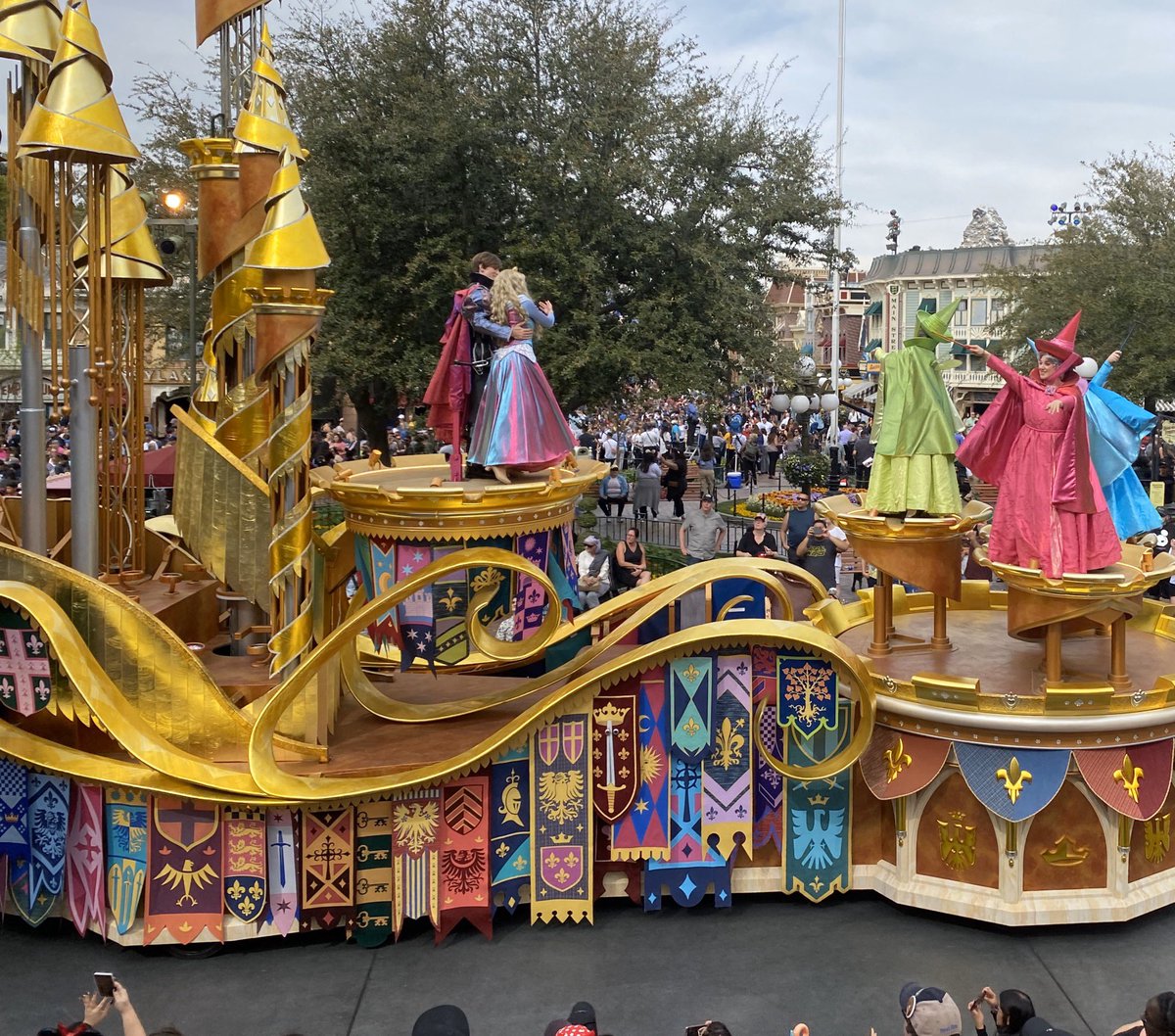 Stunning first live #MagicHappens parade <a href="/Disneyland/">Disneyland Resort</a> today ✨