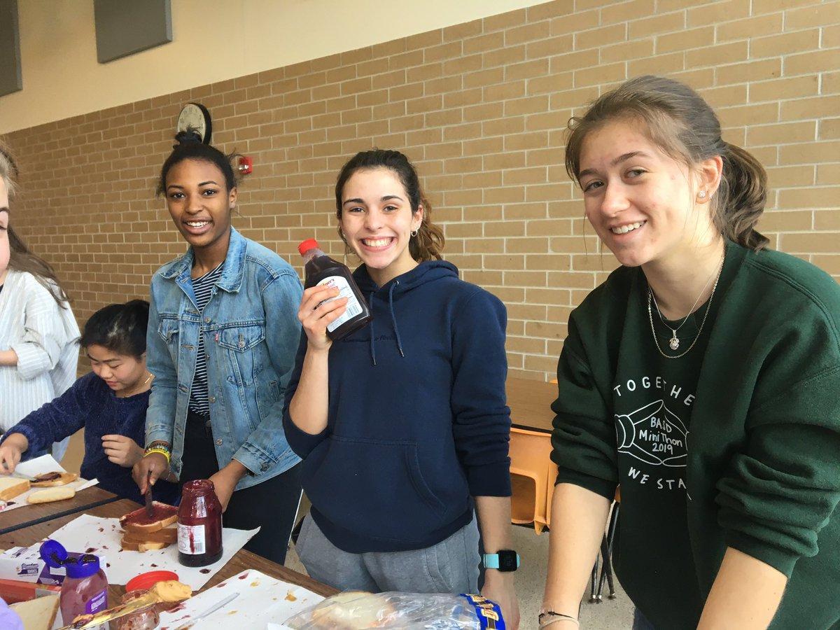 pateskeyclub's tweet photo. Today our club made more than 200 peanut butter &amp; jelly sandwiches for Allentown’s Rescue Mission for the homeless! Thank you to everyone that volunteered and donated! 🔑#BASDproud https://t.co/Ib4Vob3sO0