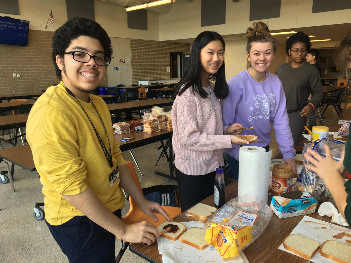 pateskeyclub's tweet photo. Today our club made more than 200 peanut butter &amp; jelly sandwiches for Allentown’s Rescue Mission for the homeless! Thank you to everyone that volunteered and donated! 🔑#BASDproud https://t.co/Ib4Vob3sO0
