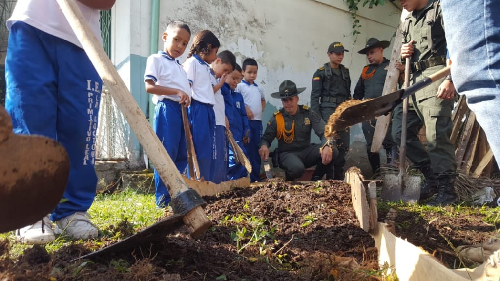 VocacinPolicia1's tweet image. Hoy nuestros Carabineros #Meval, crean #Ecohuerta con la Institución educativa las Lomitas, en conjunto de la secretaría de medio ambiente @AlcSabaneta, beneficiando a niñ@s de 15 familias del sector rural. @CarabinerosCol
#SISER #Elcamposomostodos @policiasbiensud