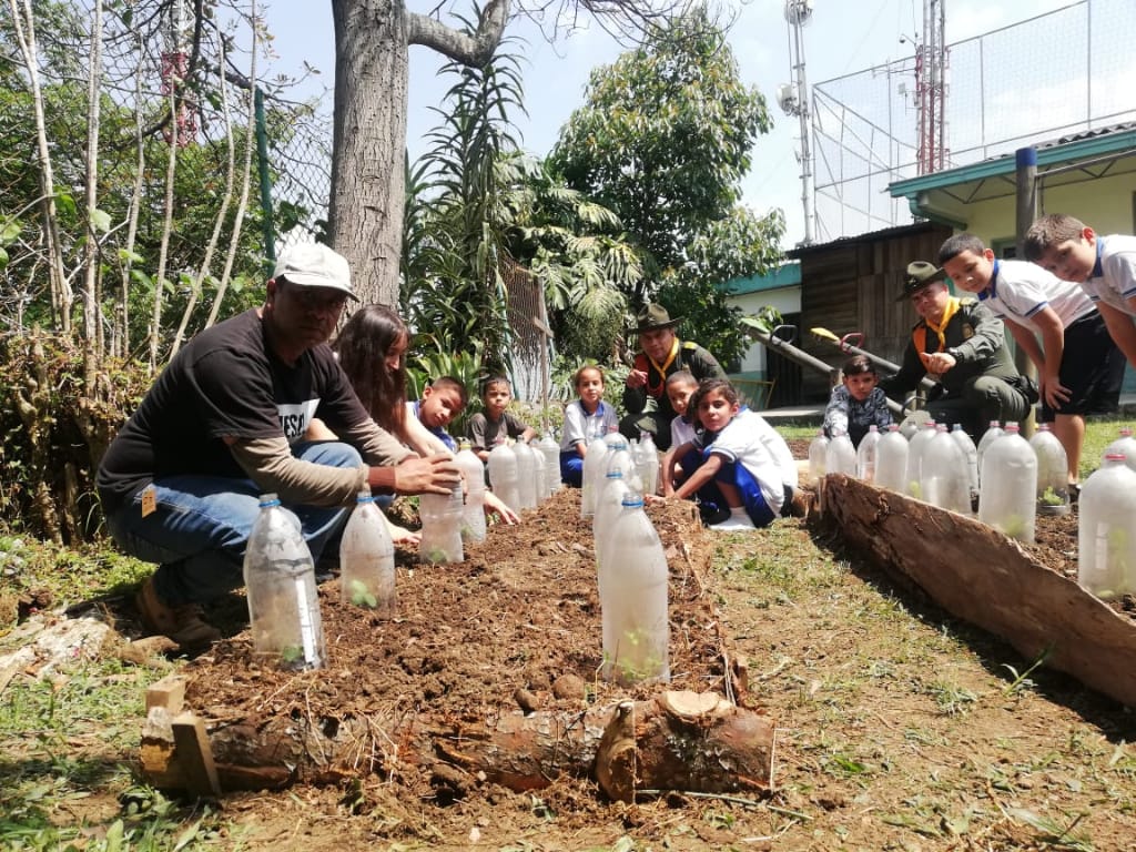 VocacinPolicia1's tweet image. Hoy nuestros Carabineros #Meval, crean #Ecohuerta con la Institución educativa las Lomitas, en conjunto de la secretaría de medio ambiente @AlcSabaneta, beneficiando a niñ@s de 15 familias del sector rural. @CarabinerosCol
#SISER #Elcamposomostodos @policiasbiensud