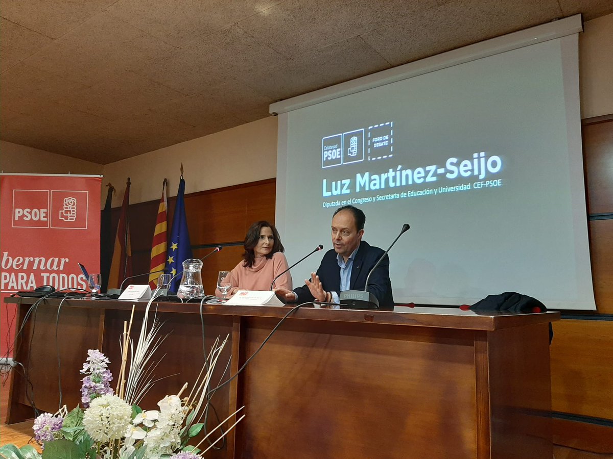 RuizdeDiego3000's tweet photo. PSOE / ❤
#ForoDeDebate
Gran tarde de política en #Calatayud con la asistencia de @luzseijo, Diputada en el Congreso y Secretaria de Educación y Universidad del @PSOE, al Foro de Debate del @PSOECalatayud https://t.co/zusPO8X6PY
