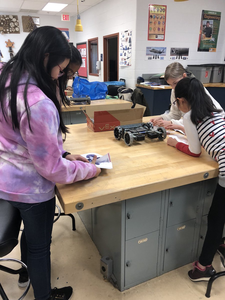 ms_vsez's tweet photo. #teamfccps, @BIEPartnership, @FCEFoundation, @envisionexp. MEHMS HERO Club finds the value of organizing, sorting and reading directions. https://t.co/eK3K7kGN4o