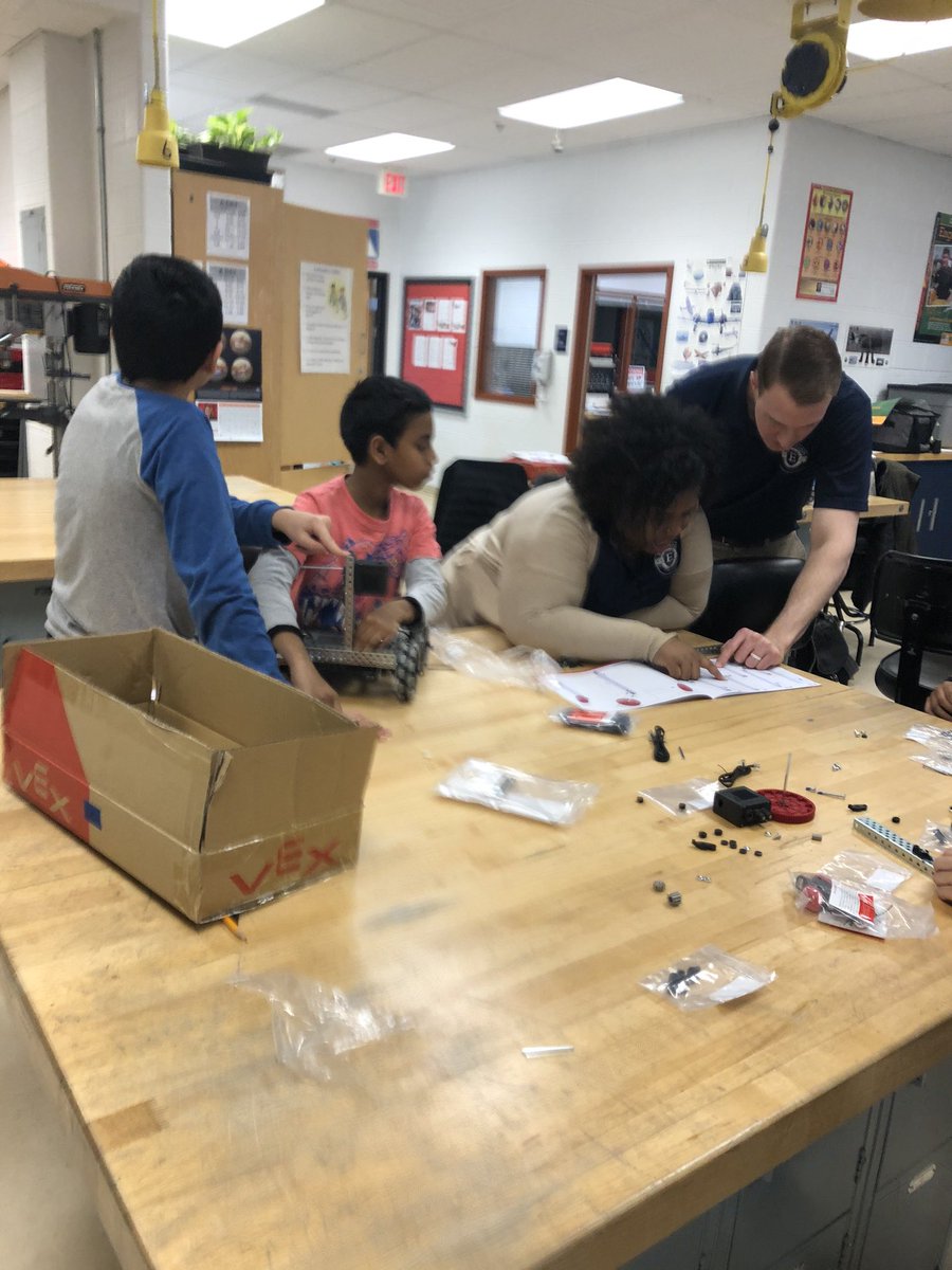 ms_vsez's tweet photo. #teamfccps, @BIEPartnership, @FCEFoundation, @envisionexp. MEHMS HERO Club finds the value of organizing, sorting and reading directions. https://t.co/eK3K7kGN4o